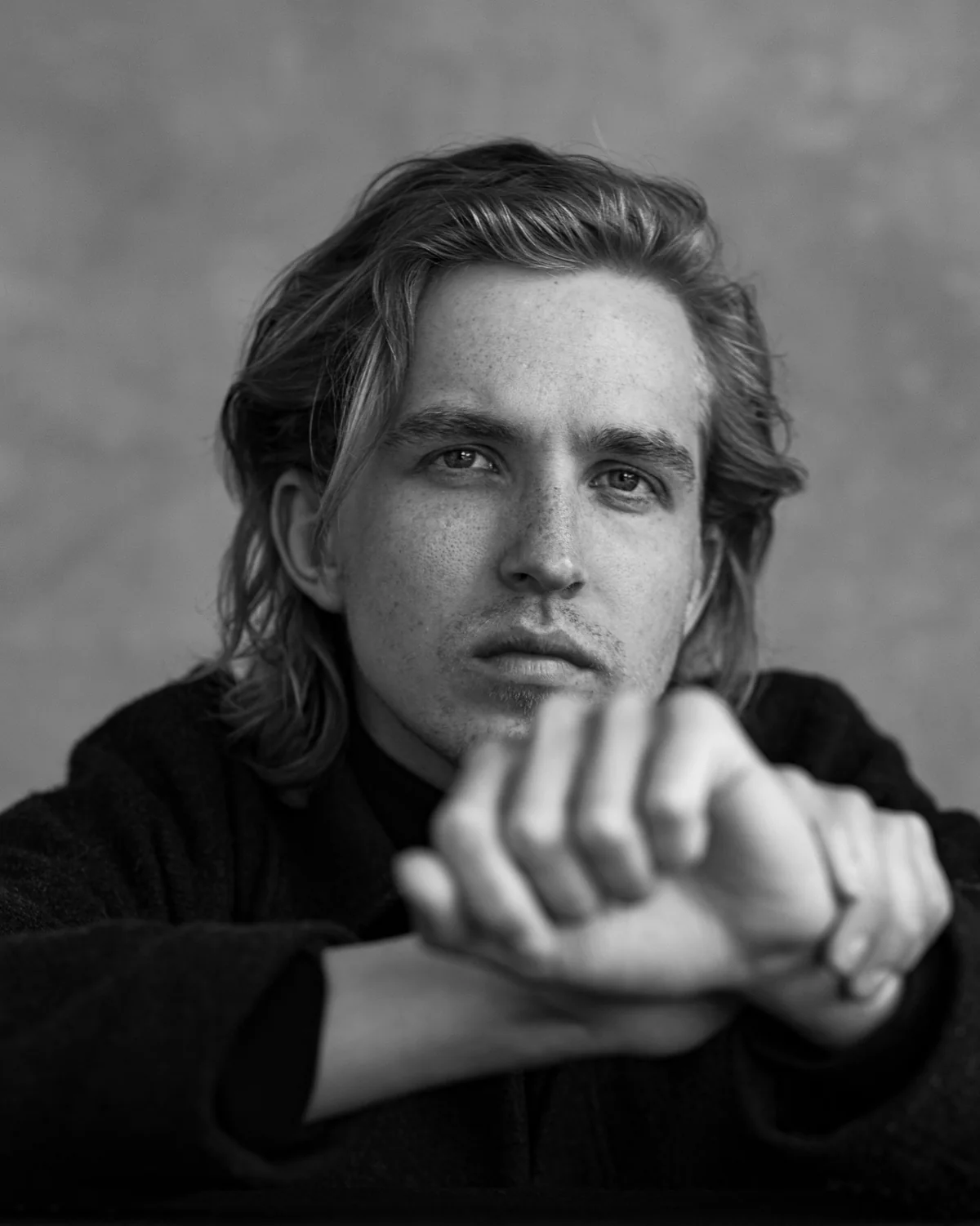 Zwart-wit zakelijk portret van pianist, producer en componist Daniel Tomas, gefotografeerd door Robin Wagenaar