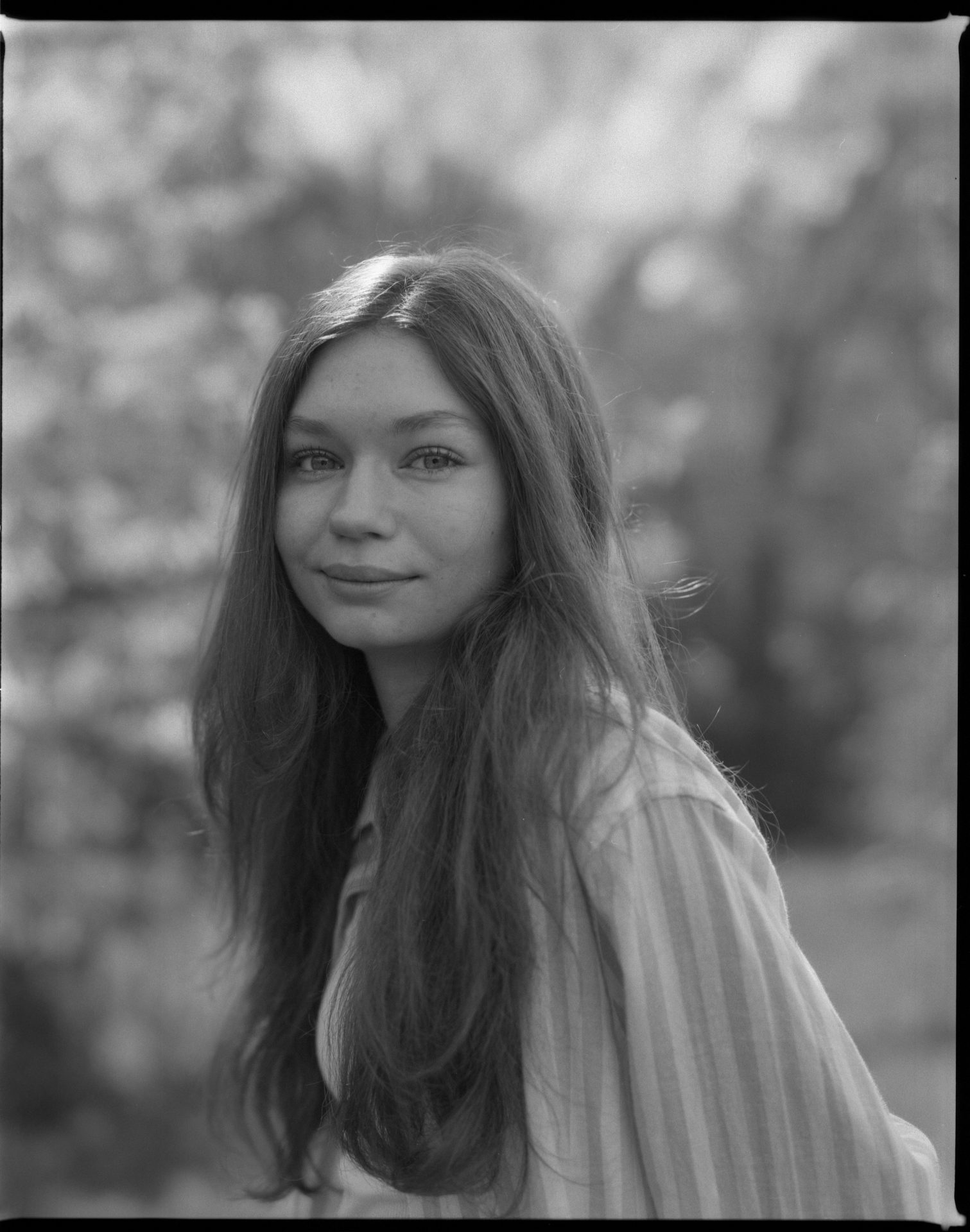 Analoog zwart-witportret van Margot in de buitenlucht, gefotografeerd door Robin Wagenaar