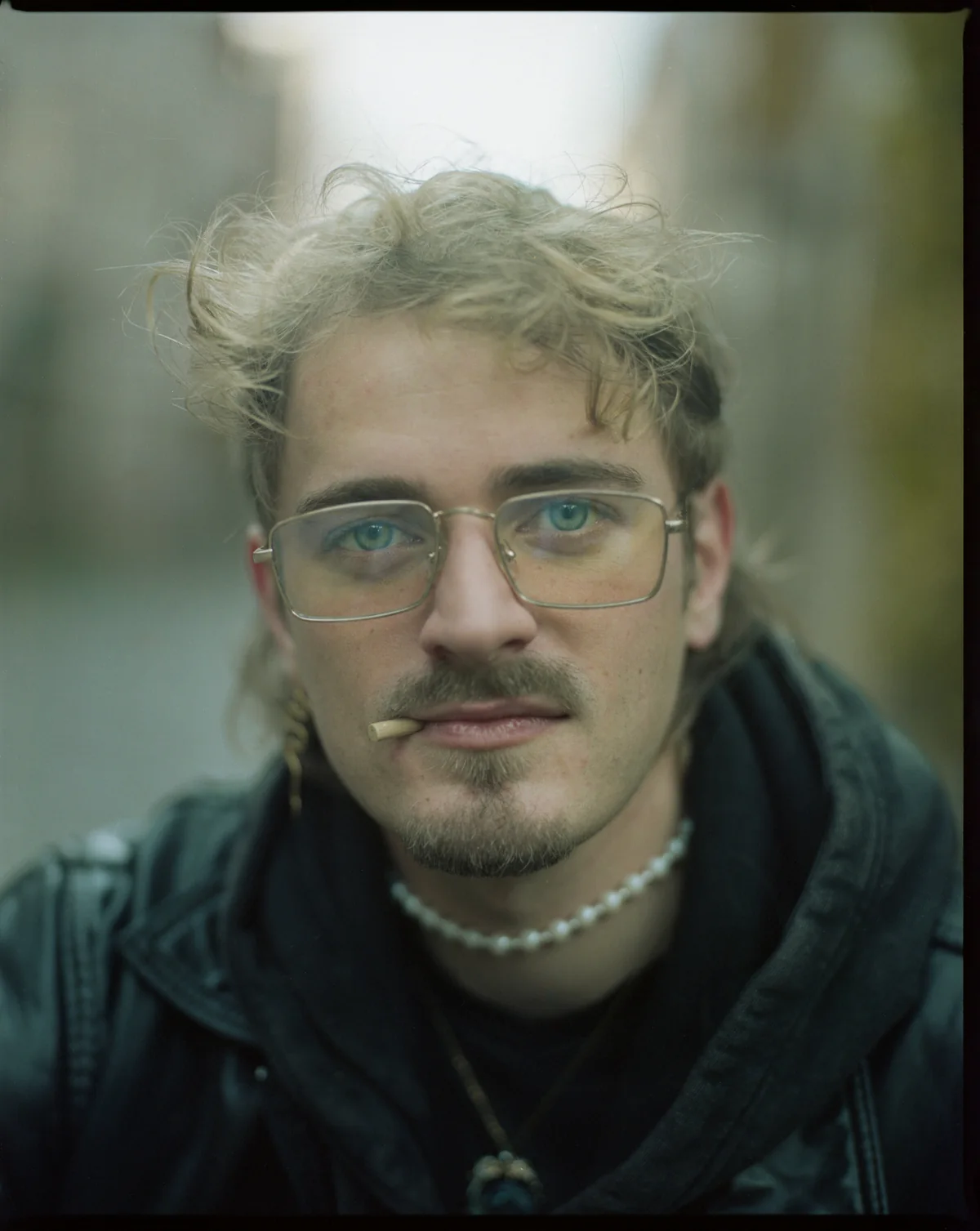 Analoog close-upportret van een man met bril, gefotografeerd door Robin Wagenaar