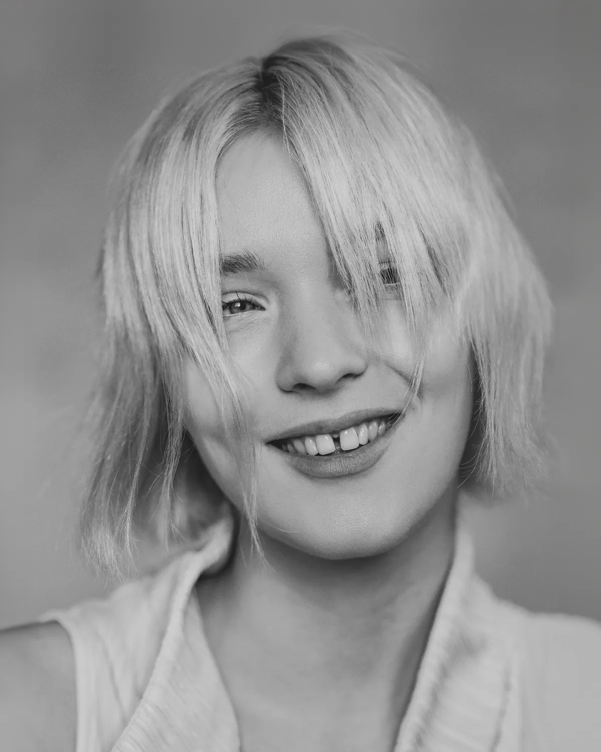Zwart-witportret van Julie, gefotografeerd door Robin Wagenaar